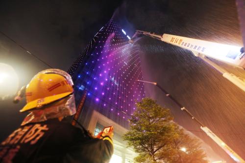 高层建筑消防困与解